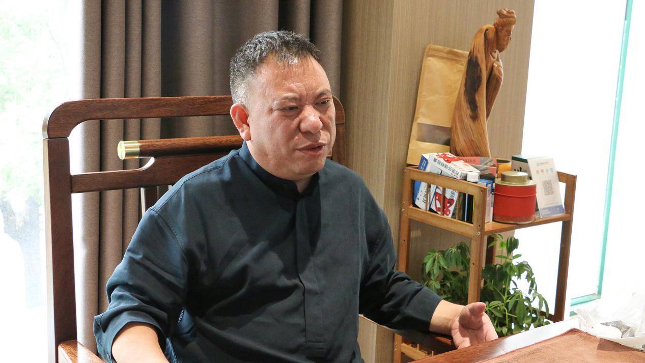 茅台的头部效应下,于2015年进入高速发展期,但见过大风大浪的胡波并没