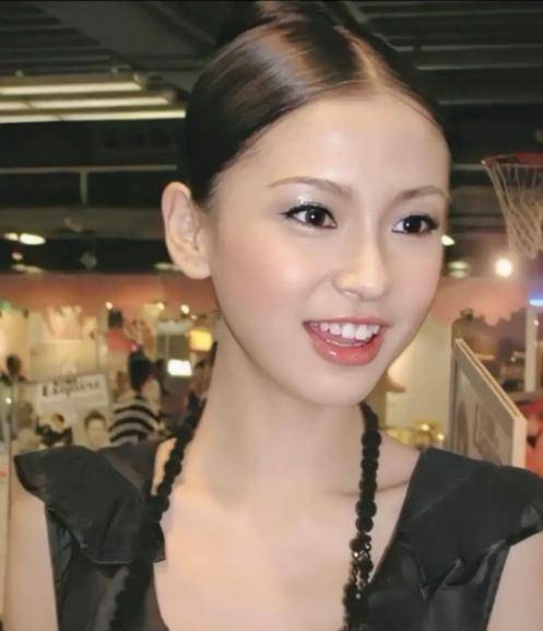 杨颖17岁卸牙套后照片曝光,满脸胶原蛋白,网友:完全不是一个人_baby