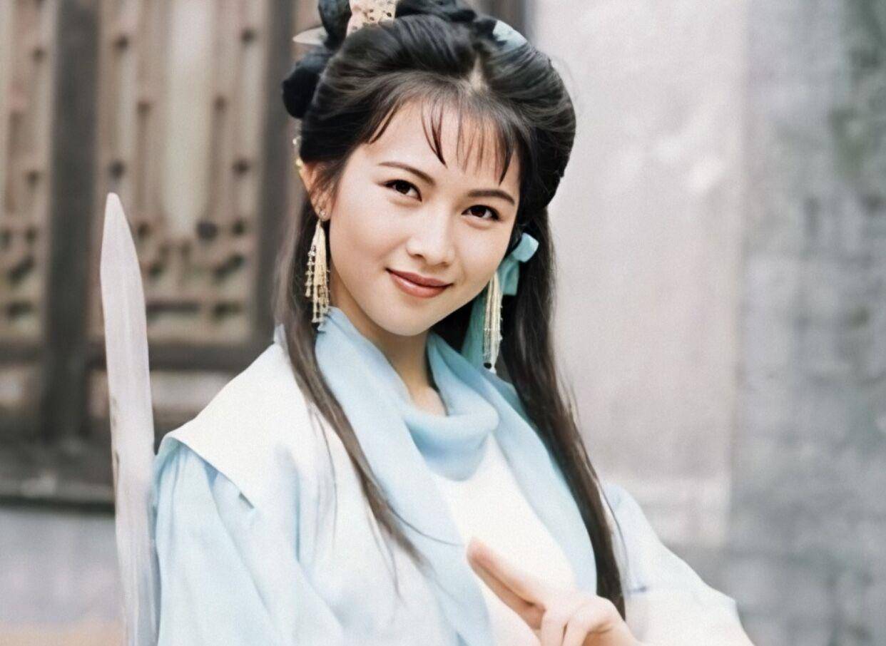 娄艺潇真的可以算得上是出道即巅峰,剧中的她长相清秀甜美,性格却霸道