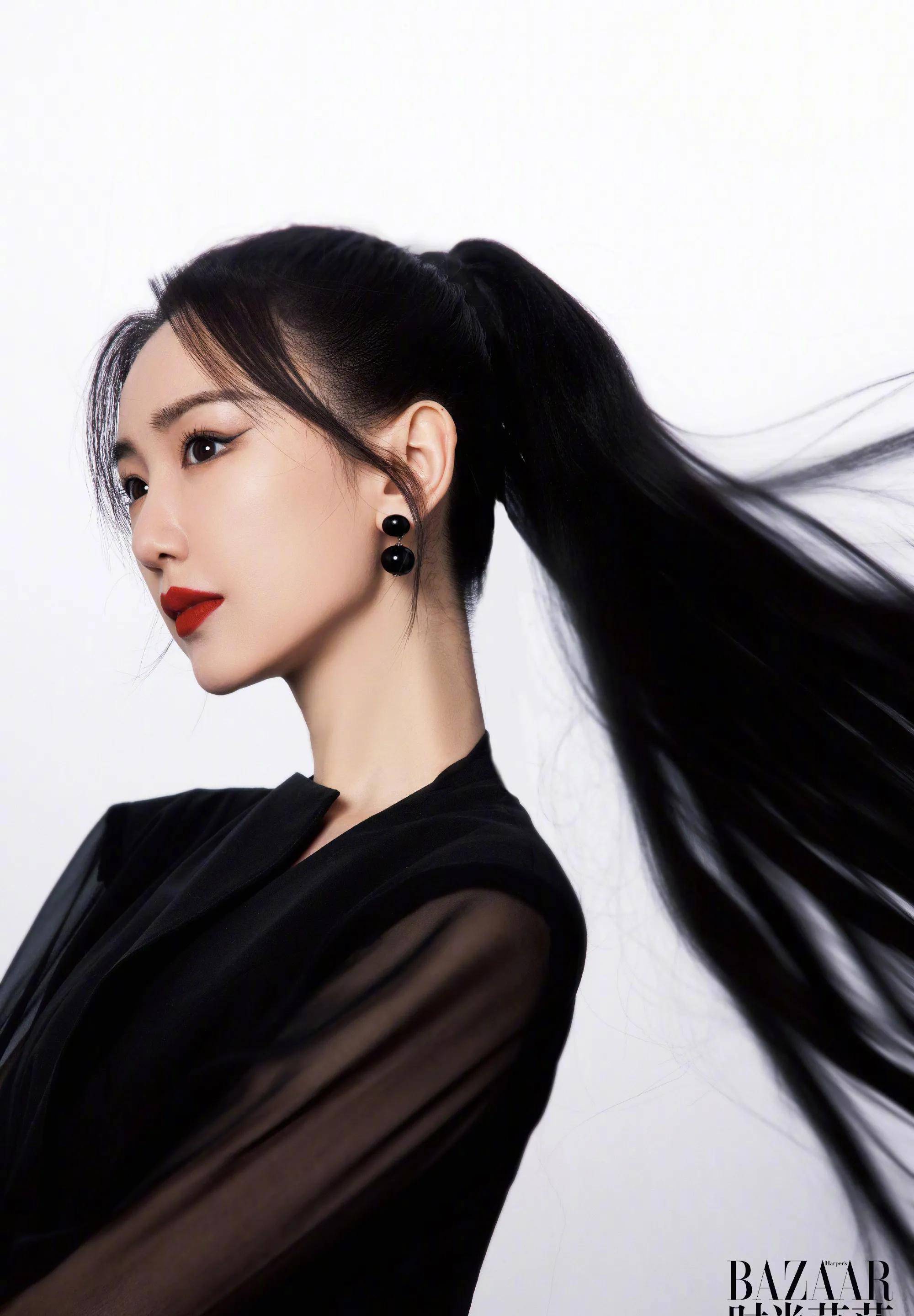 毛晓彤黑长直造型拍芭莎,回眸眼神杀好有气场,一改往日甜美形象_女子