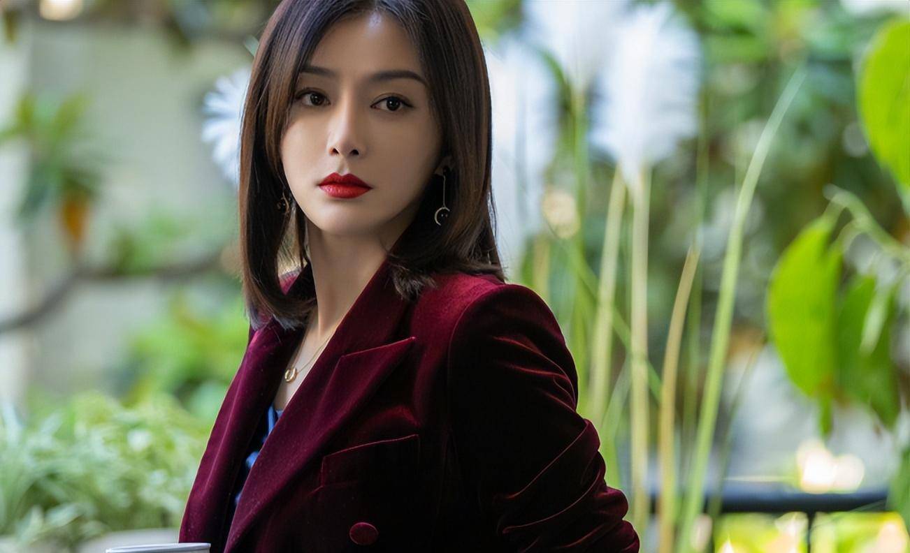 甩掉"渣男",43岁不婚不育的秦岚,凭什么活得这么爽?