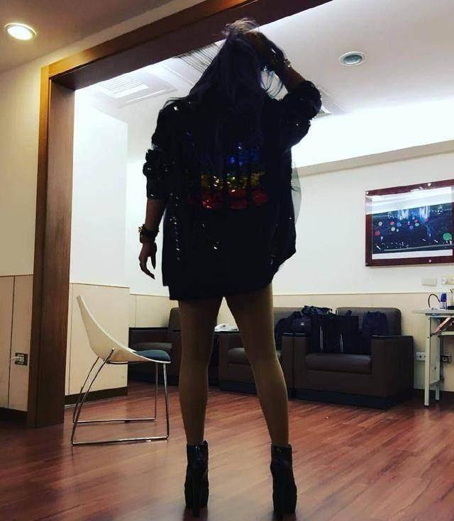 不过张惠妹中间也是瘦过一阵的,从背影来看还是很瘦的,腿也没有那么粗