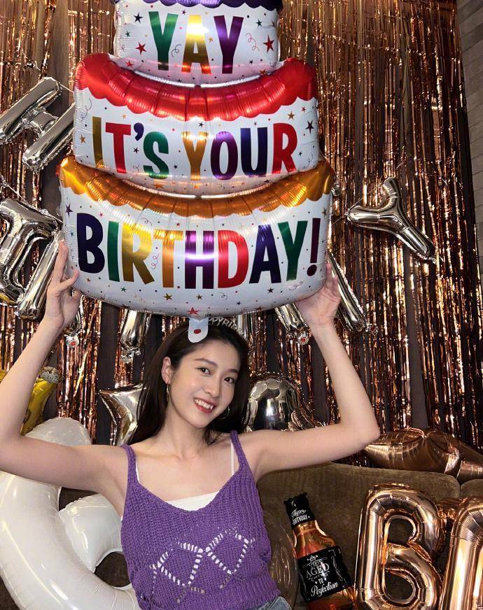 张雪迎晒生日美照,小嘴可爱,打扮成初恋