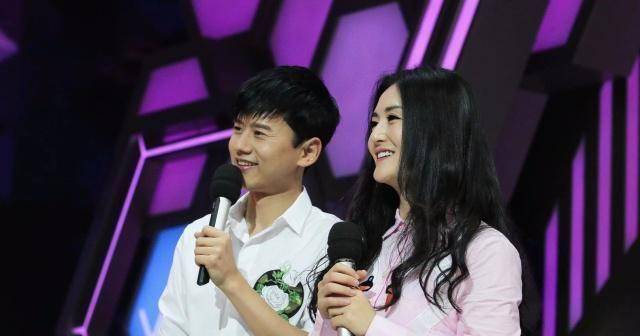 张杰夫妇甜蜜依偎看话剧,不敢高调秀恩爱,谢娜回忆生产很痛苦_周杰伦