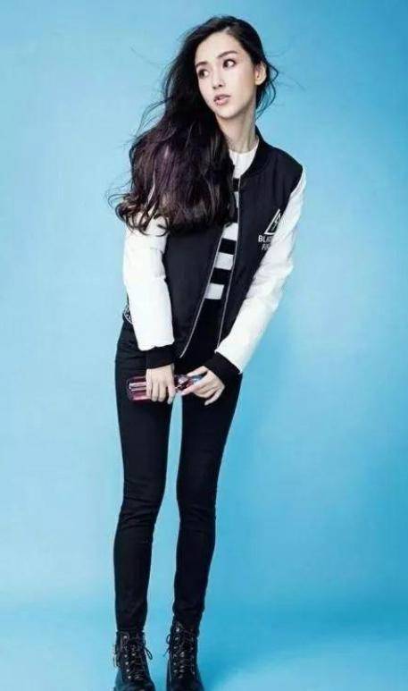 杨颖穿羽绒服工装裤走机场,露一截袜子暴露5短身材,不信你168cm_感觉