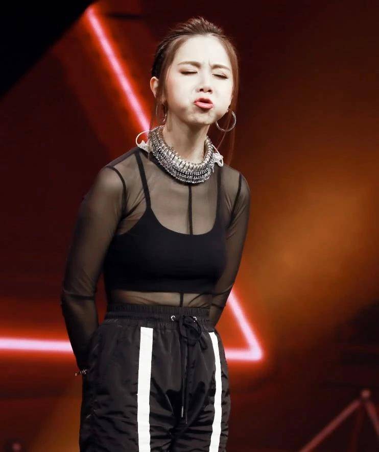 音乐之外,邓紫棋是一个喜欢做"金鱼嘴"的可爱女孩,有点小婴儿肥,嘴巴