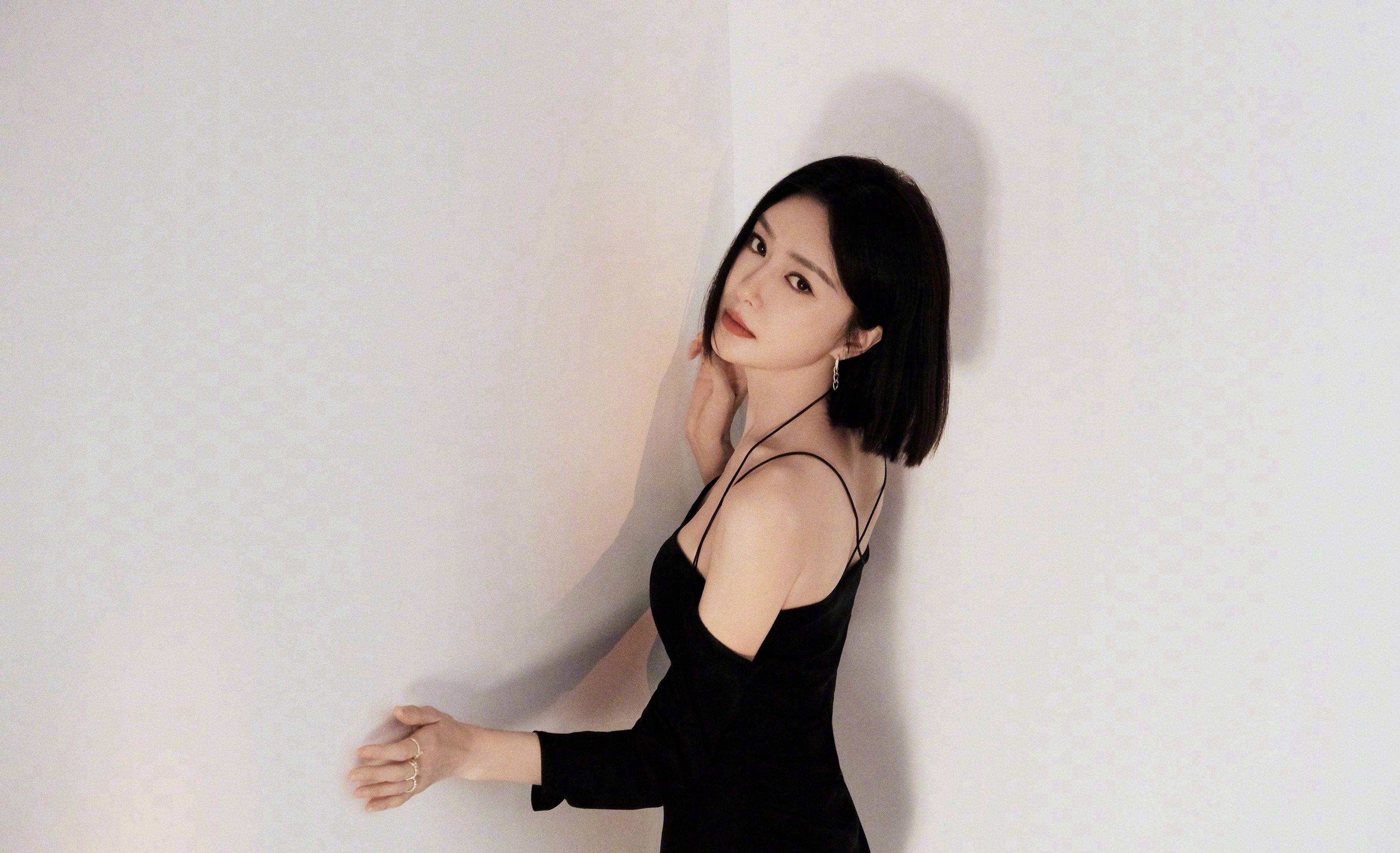 秦岚黑色吊带连衣裙性感写真_锁骨_网友_真会