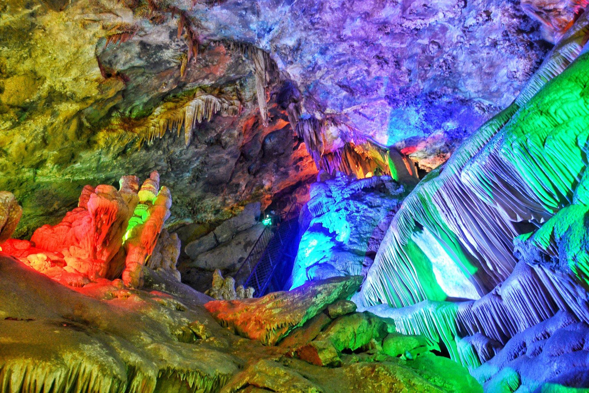 被誉为"北国第一洞",洞中凉爽宜人,美如仙境_溶洞_景观_景区