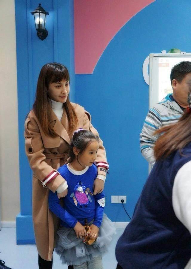 杨颖美不过她,当红时5个字追上普通男人,如今7岁女儿比妈妈漂亮