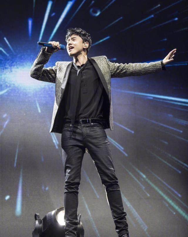 张杰活动上的新搭配很酷,舞台上的张杰帅不帅_造型_黑色_穿着