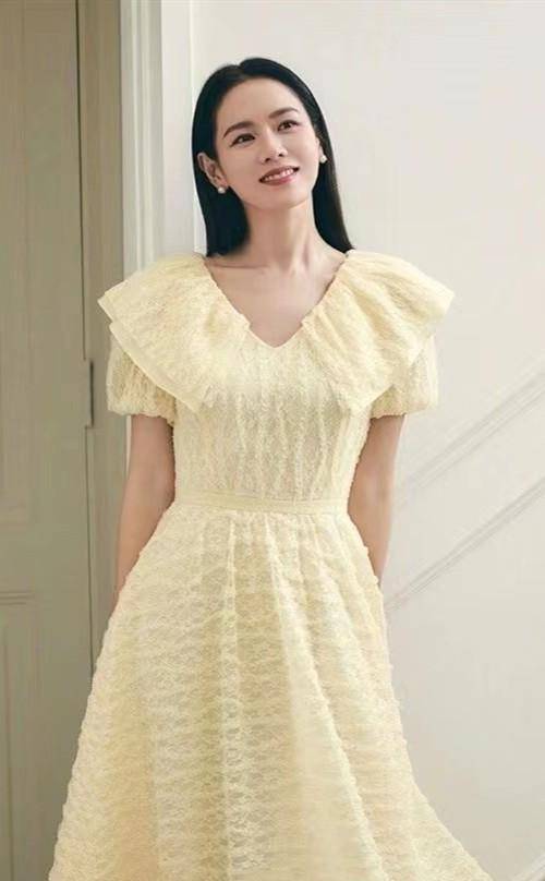 被孙艺珍的气质惊艳到了,穿v领连衣裙秀好身材,笑容好迷人!