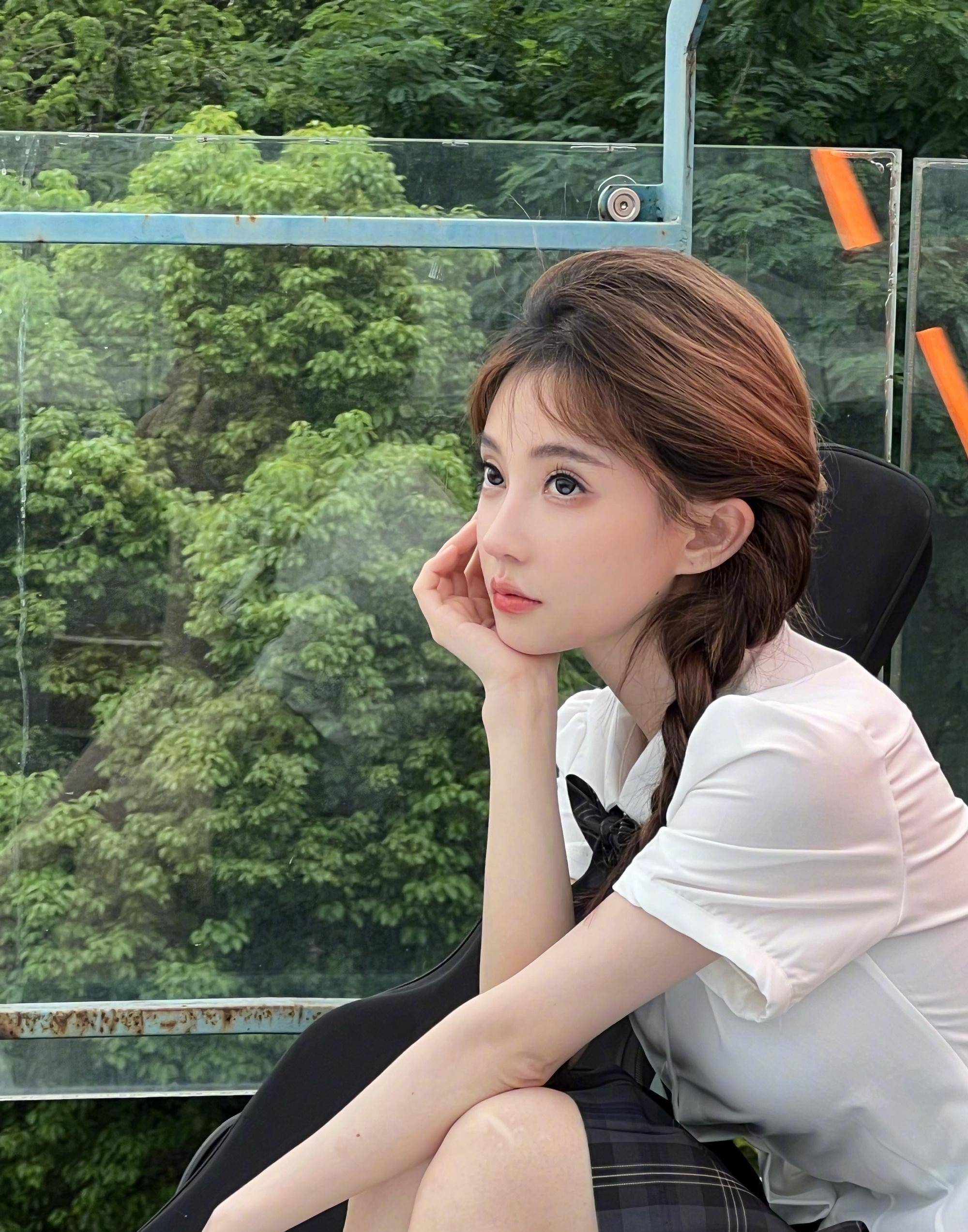 好,今天小编就给大家分享一组来自重庆的90后歌手冯提莫的夏日写真,看