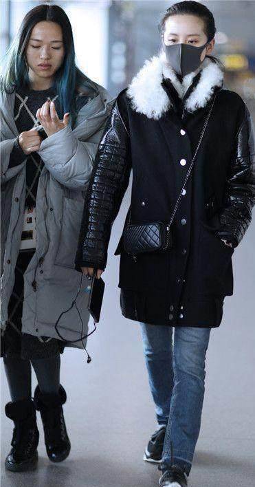 刘诗诗穿了黑色外套搭配牛仔裤,看着非常简单低调,但是和杨幂唐嫣比