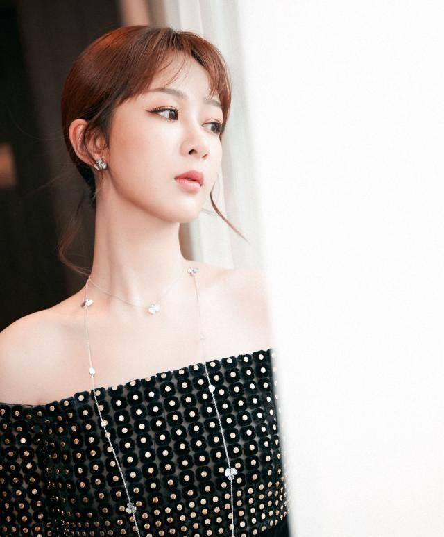 杨紫一袭黑色露肩礼服,自带精灵气质网友:堪称玫瑰精灵