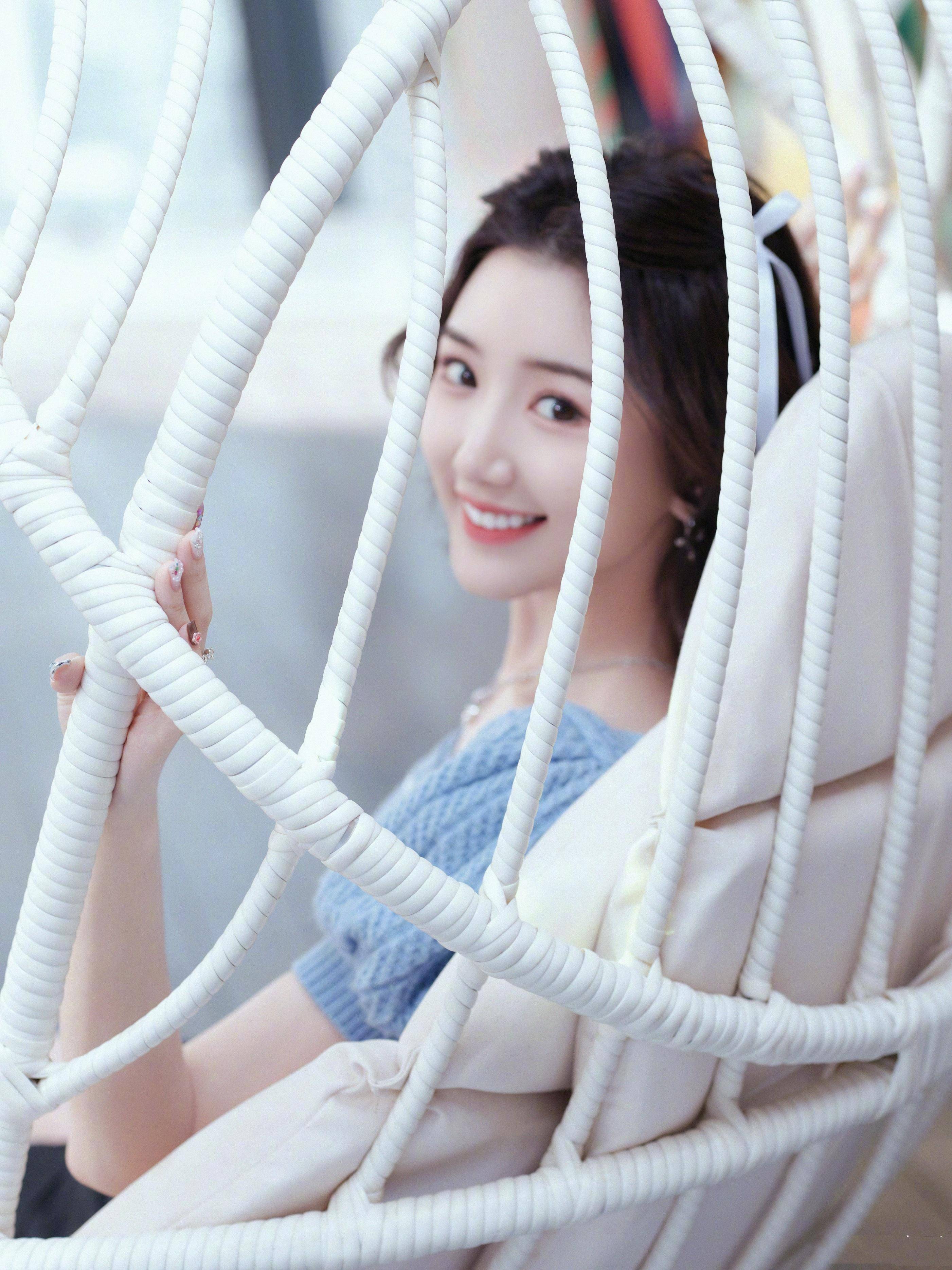 毛晓彤周末少女装,蓝色毛衣搭配小黑裙,腰细腿细,笑容甜美_感觉_魅力