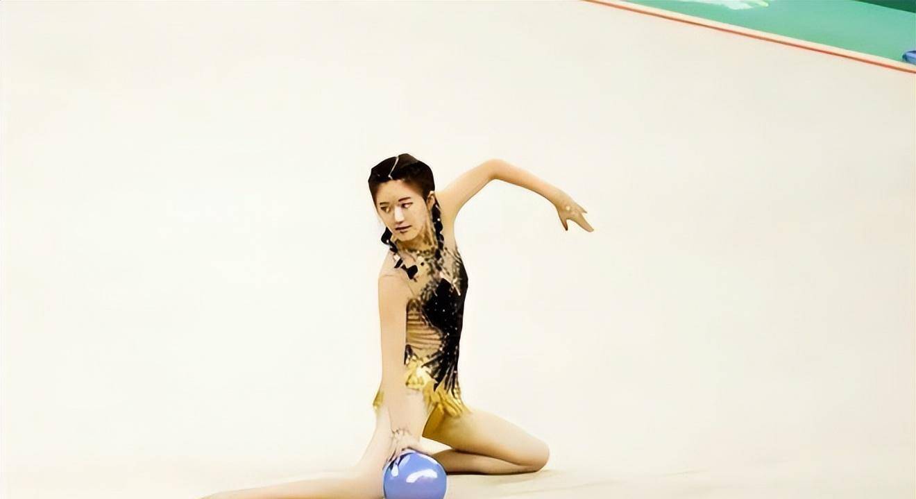 赵露思穿体操服真是美极了,虽然脸蛋看起来很性感,但是大长腿却很抢镜