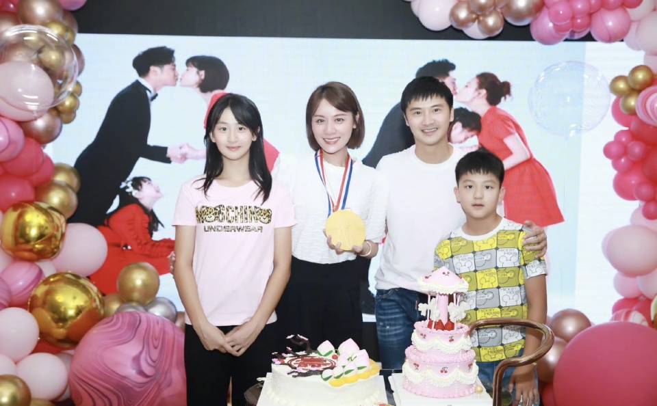 叶一茜晒37岁庆生照,13岁森碟清纯可爱,身高直追妈妈_生日_黑色_事情