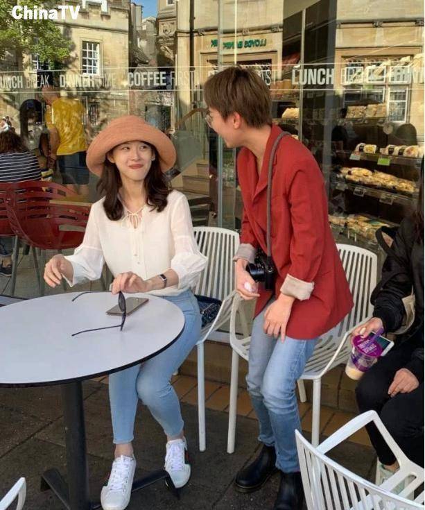 章泽天留学期间恢复社交,看英超赛参加晚宴,和刘嘉玲同框不输_照片