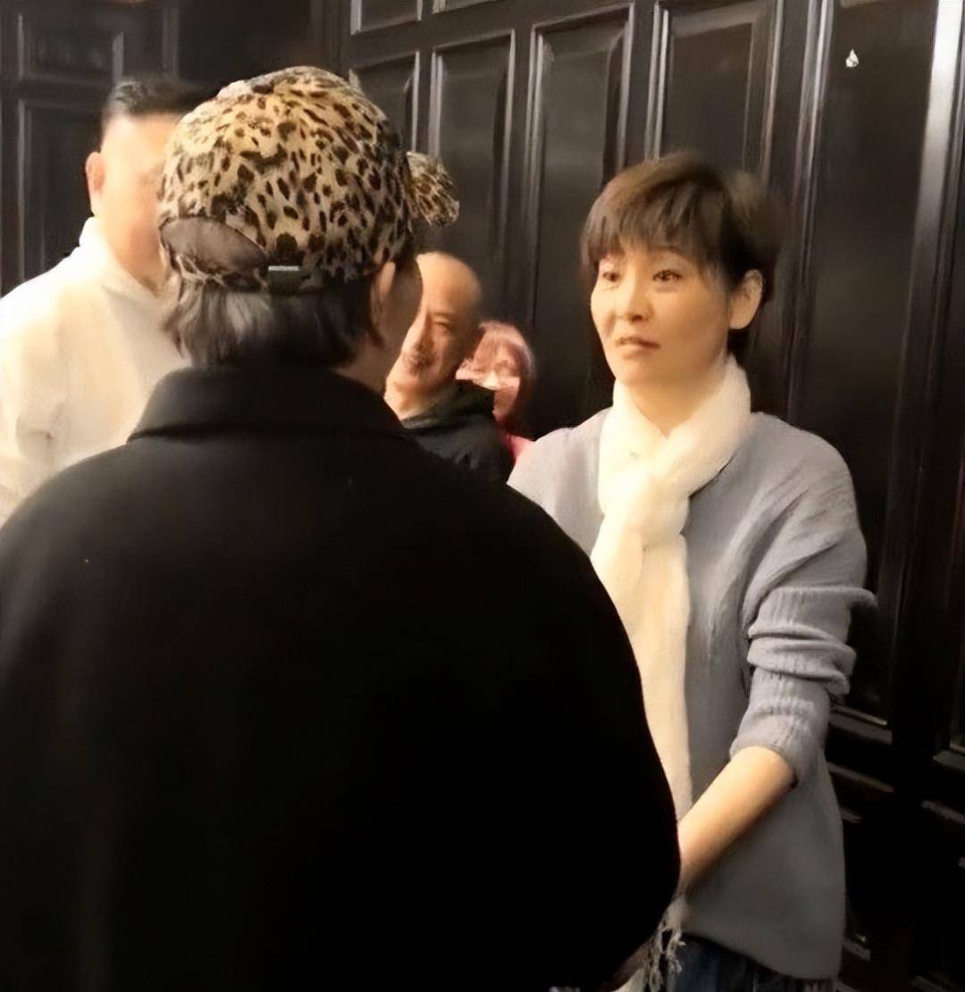 他追赶潮流像小伙,徐帆素颜干巴巴像黄脸婆_照片_风格_毛衣
