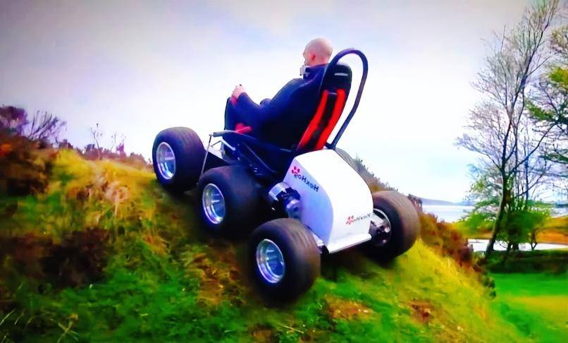 80岁老人也能开的越野电动轮椅,续航远,越障强,还不用驾照!