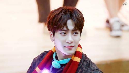 "王嘉尔怼脸自拍视频"引网友热议,你被他的颜值惊艳到了吗?