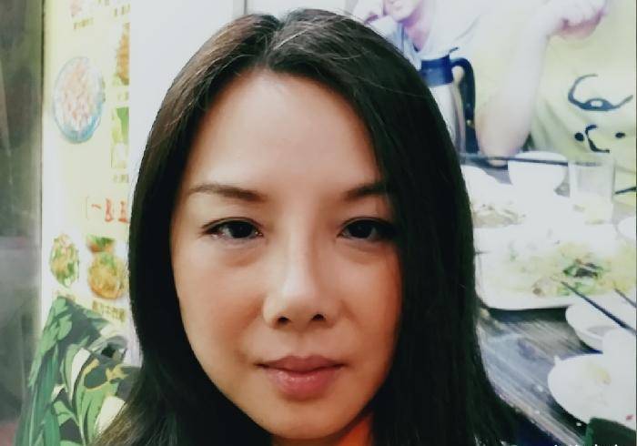 她是tvb御用闲角,样貌普通却合作成龙,周星驰,生2子老公超疼她_黄梓玮