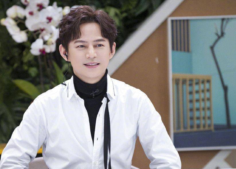 此前曾多次同行,曝其需靠对方安排工作_话题_henry_王嘉尔