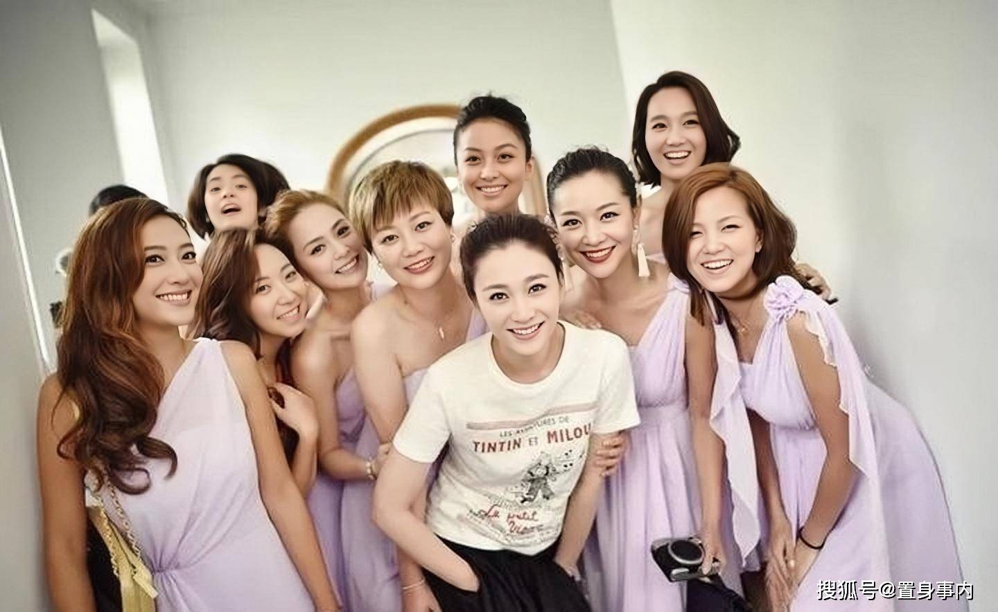 婚礼前和"明星伴娘团"合影,素颜出镜的李小冉,直接穿着简单的白体恤和