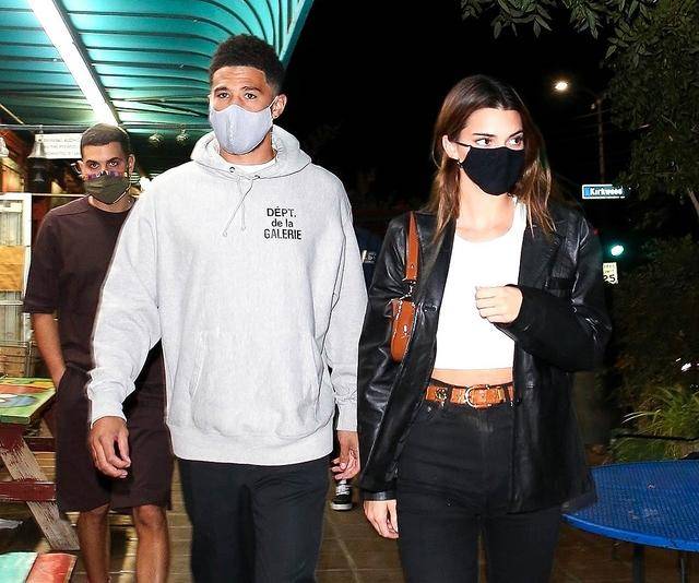 超模肯达尔詹娜现身太阳队主场,布克粉丝欣喜不已,纷纷与她合影_媒体