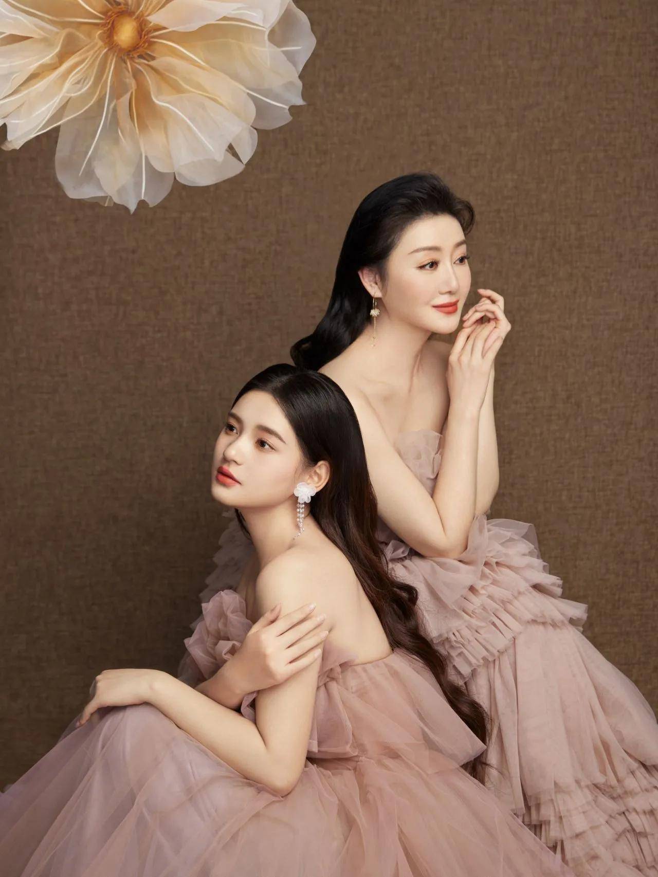 高颜值母女合影曝光,网友惊呼美得像仙女