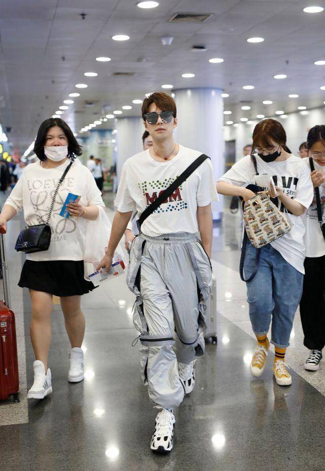 《小时代》的郭碧婷更是好朋友,从政界名流到世家名门,陈学冬的人脉