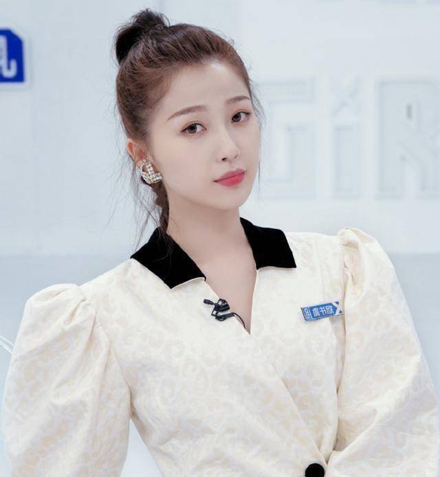 也有很多人质疑,这季导师没有前两季严格是事实,蔡徐坤还是比较温柔的