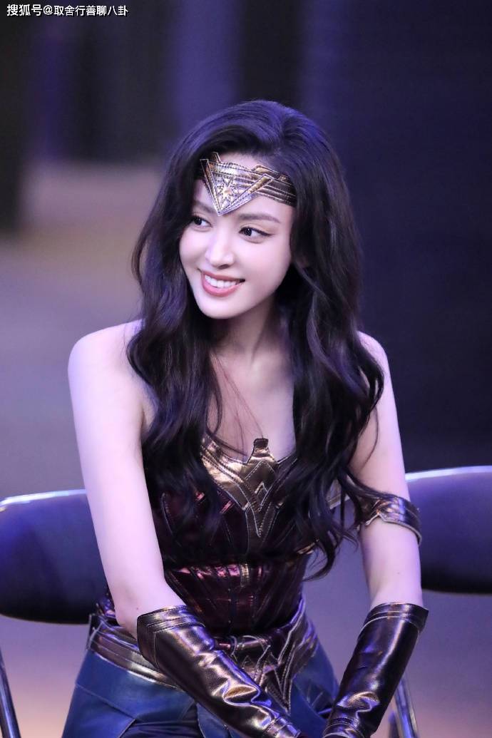 女明星红唇造型新闻图片_宝宝理发造型图片女_明星礼服造型图片