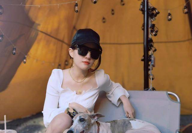 组图:刘亦菲素颜与好友吃饭喝酒摸鼻咬手指不停比划可爱十足_娱乐