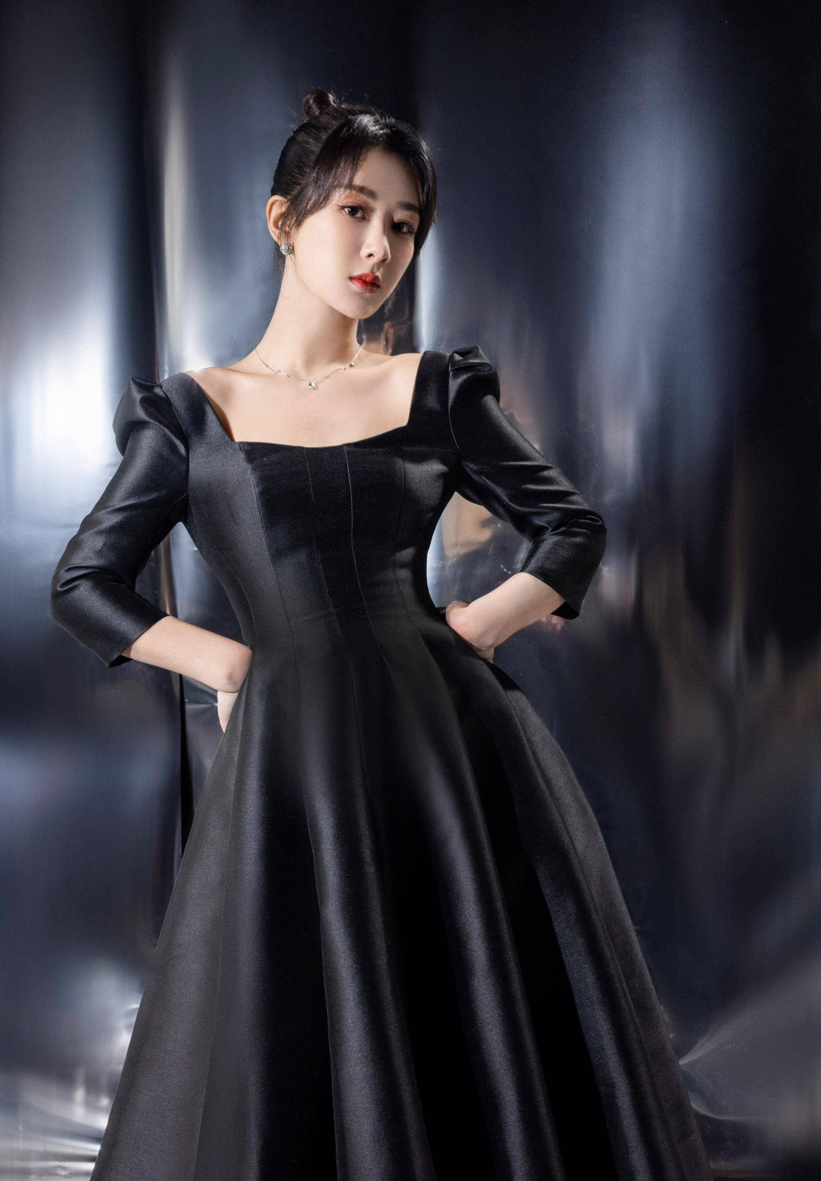 杨紫微博之夜"黑客"造型惊艳,大家都穿着黑色连衣裙瞬间点亮舞台_时尚