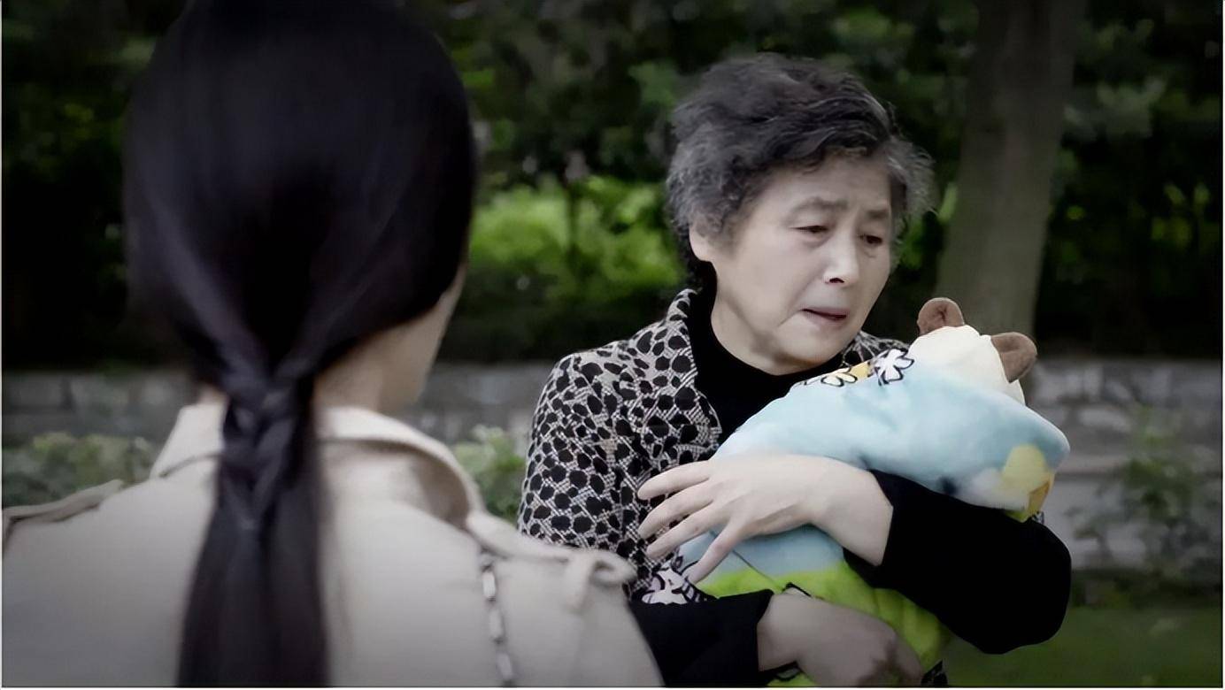 而他则将童丽,还有她和前夫生下的儿子,一同接回家中照顾抚养.