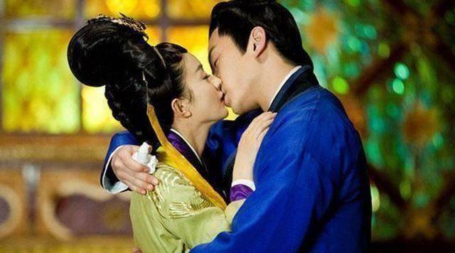 赵丽颖和她老公 接吻图片