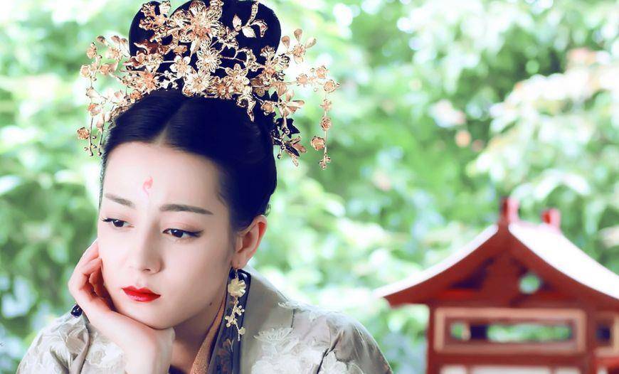 她从出生以来就被许多人爱戴,额头那朵凤尾花,实在是漂亮极了