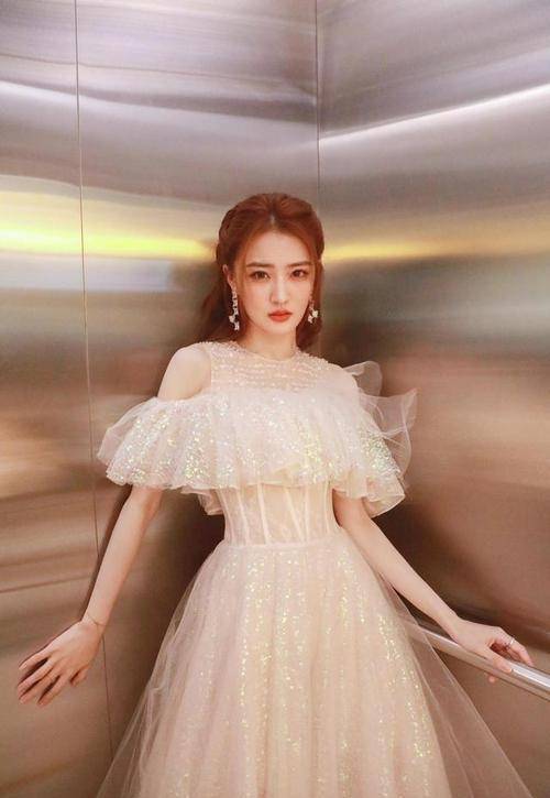 徐璐坐百万豪车出行,和爸爸一起北京看房,欲买两千万豪宅?