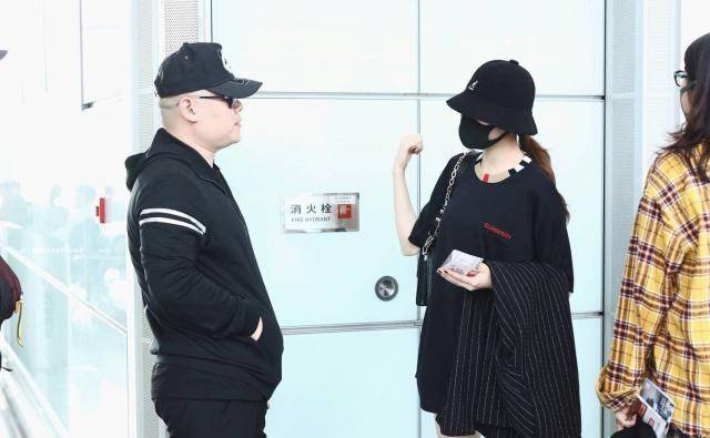 岳云鹏偷拍热巴称偶遇女明星,热巴留言:怎么回事儿小老哥?