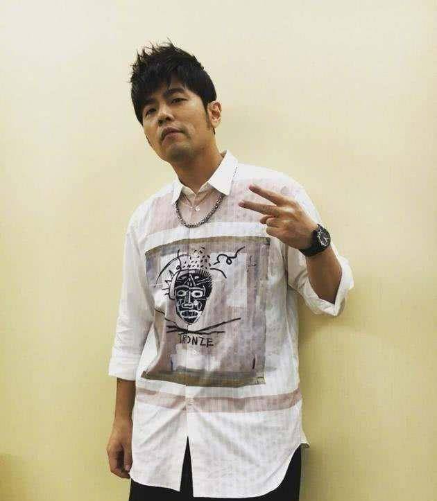 周杰伦拍4岁儿子正面照,romeo模仿爸爸手势拍照,嘴角伤口好显眼_孩子