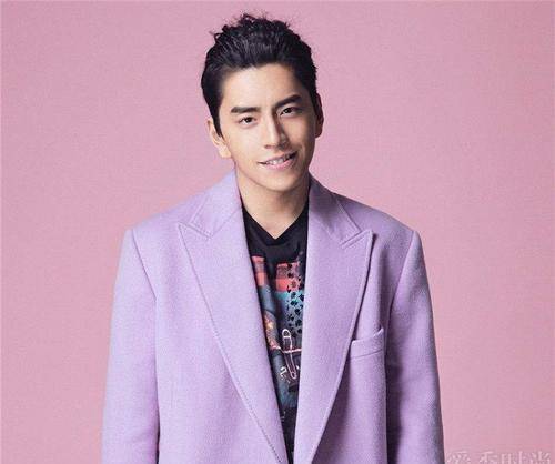 王思聪深夜出现在酒吧,和美女亲密耳语暧昧,王大陆也在_录像_架子