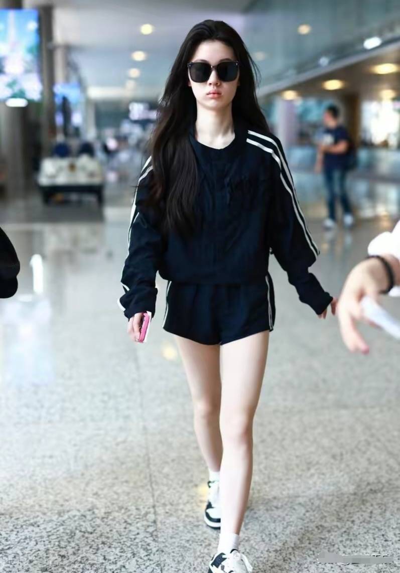 单依纯长得清秀又苗条,身着运动风短裤秀美腿_线条_黑色_上衣