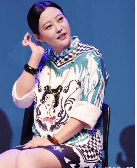 42岁郝蕾带儿子给家人庆生,穿着朴素似路人,疑似与男友在一起?