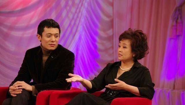 著名歌唱家朱明瑛近照,和青梅竹马丈夫离婚,转行商界,颇有成就_这是