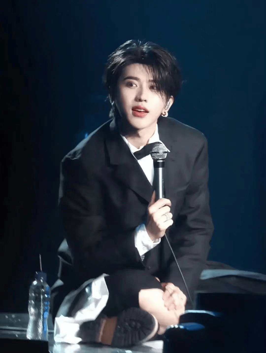 蔡徐坤演唱会现场曝光,发福臃肿颜值滑坡,粉丝疯狂应援惹群嘲_影响