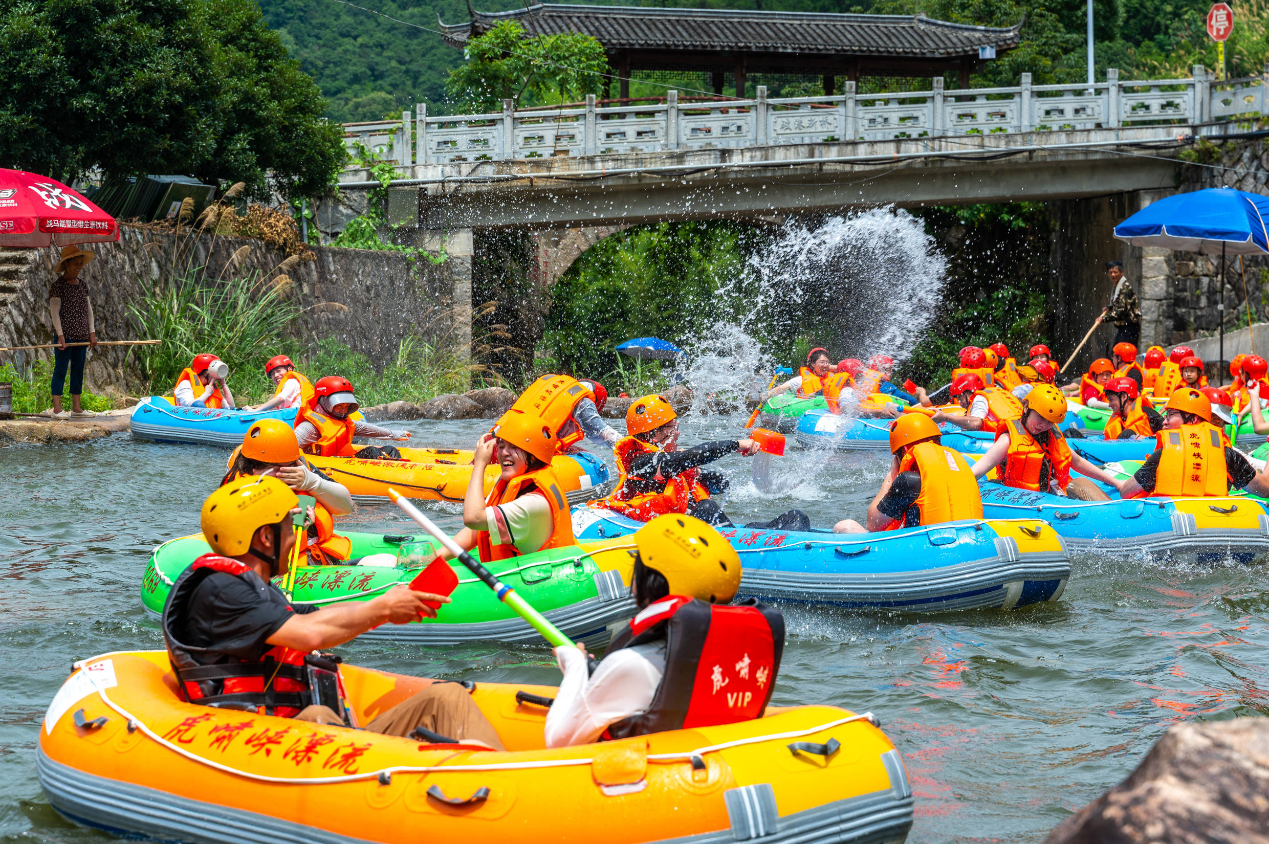 情侣,暑期放假的学生或公司团建的人,漂流在河道上,大家并没有因为是