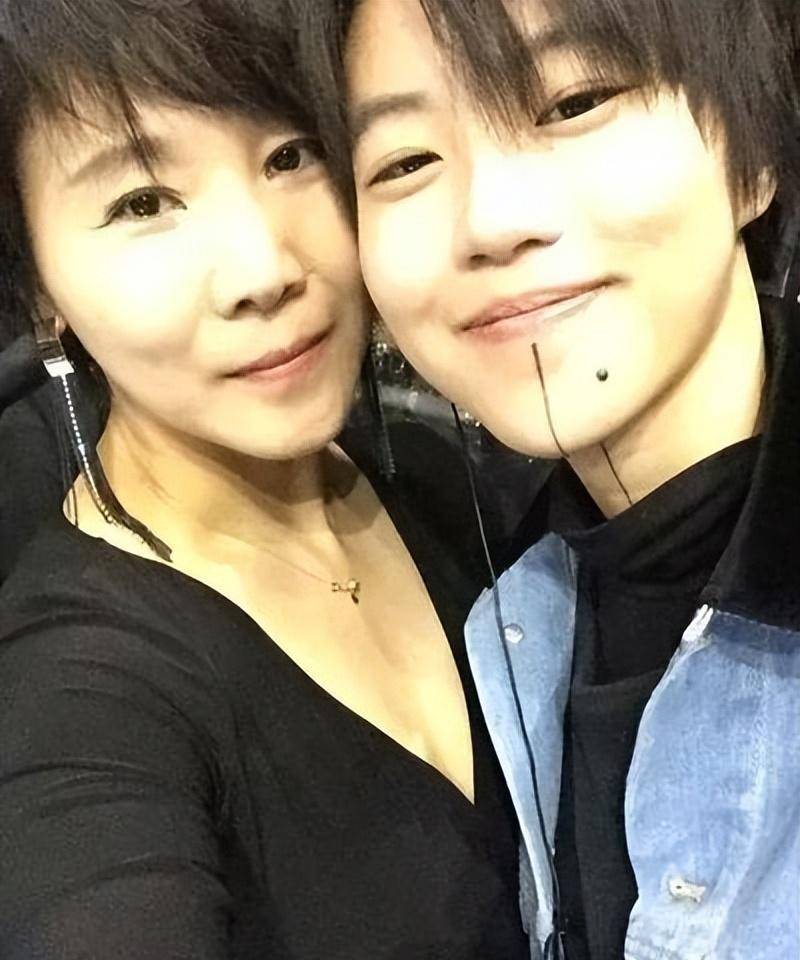 王菲女儿窦靖童纹身寸头,网友:叛逆是遗传的_窦唯_音乐_孩子