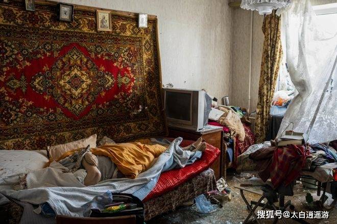 2023年4月28日在中部乌曼受袭后妇女尸体躺在一张被废墟包围的床上