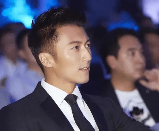 谢霆锋罕见带长子游玩,相似的神韵,果然是亲生的_lucas_父亲_孩子